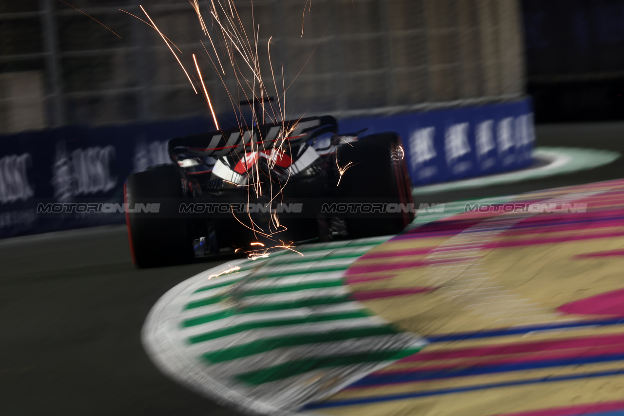 GP ARABIA SAUDITA, Kevin Magnussen (DEN) Haas VF-23 sends sparks flying.

18.03.2023. Formula 1 World Championship, Rd 2, Saudi Arabian Grand Prix, Jeddah, Saudi Arabia, Qualifiche Day.

 - www.xpbimages.com, EMail: requests@xpbimages.com © Copyright: Coates / XPB Images