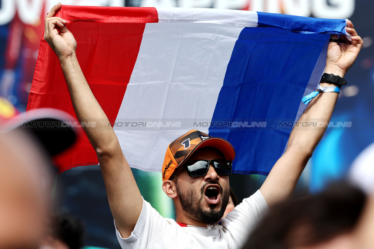 GP ARABIA SAUDITA, Circuit Atmosfera - fan with a french flag.

18.03.2023. Formula 1 World Championship, Rd 2, Saudi Arabian Grand Prix, Jeddah, Saudi Arabia, Qualifiche Day.

- www.xpbimages.com, EMail: requests@xpbimages.com © Copyright: Moy / XPB Images