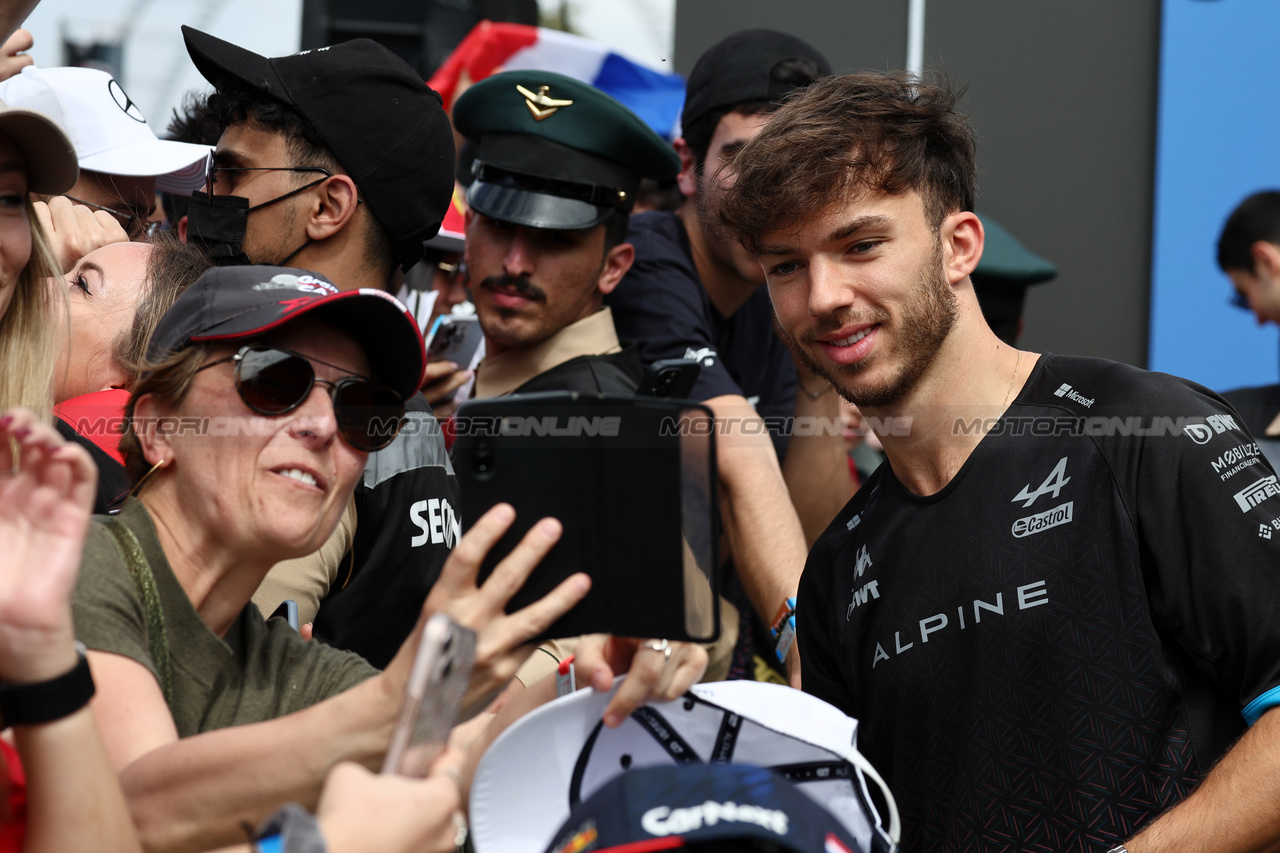 GP ARABIA SAUDITA, Pierre Gasly (FRA) Alpine F1 Team with fans.

18.03.2023. Formula 1 World Championship, Rd 2, Saudi Arabian Grand Prix, Jeddah, Saudi Arabia, Qualifiche Day.

- www.xpbimages.com, EMail: requests@xpbimages.com © Copyright: Moy / XPB Images