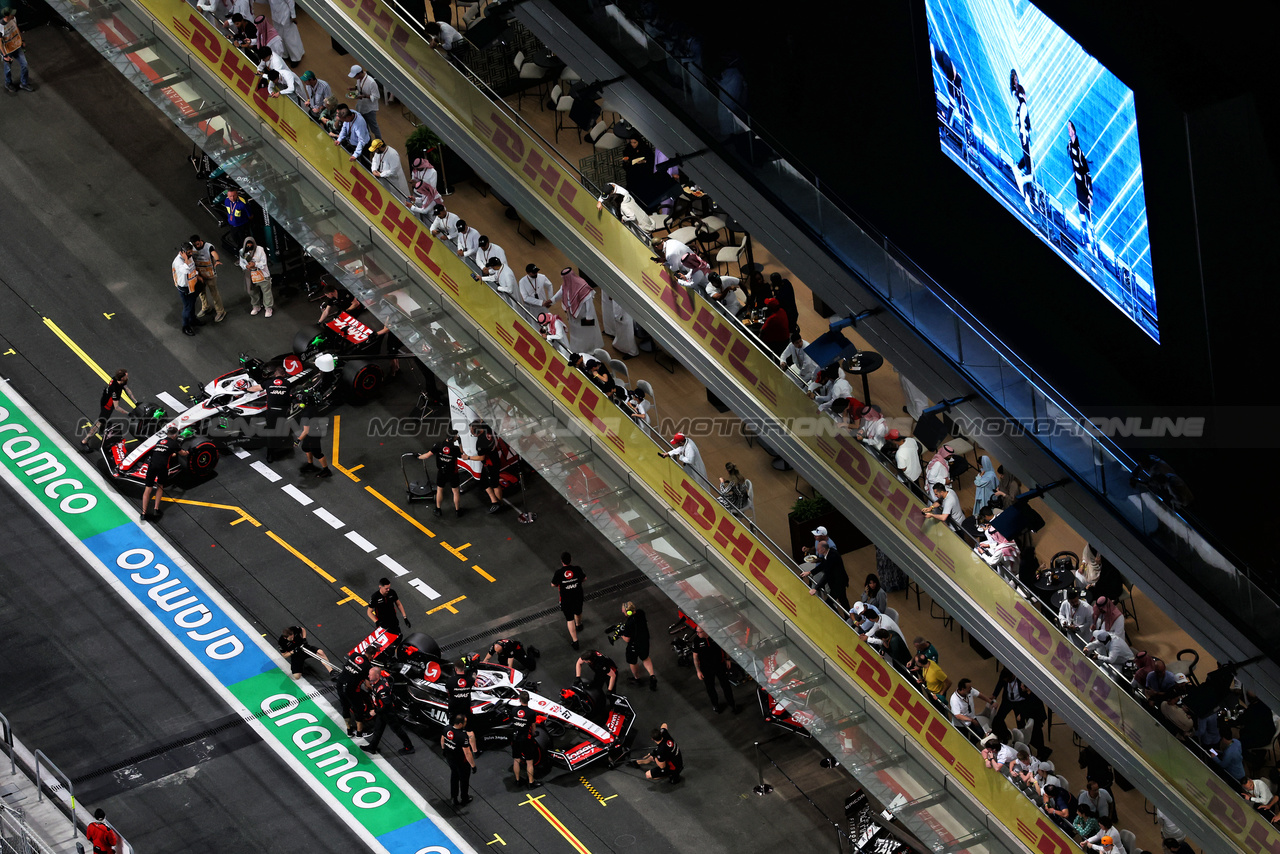 GP ARABIA SAUDITA, Kevin Magnussen (DEN) Haas VF-23 e team mate Nico Hulkenberg (GER) Haas VF-23 in the pits.

18.03.2023. Formula 1 World Championship, Rd 2, Saudi Arabian Grand Prix, Jeddah, Saudi Arabia, Qualifiche Day.

- www.xpbimages.com, EMail: requests@xpbimages.com © Copyright: Moy / XPB Images