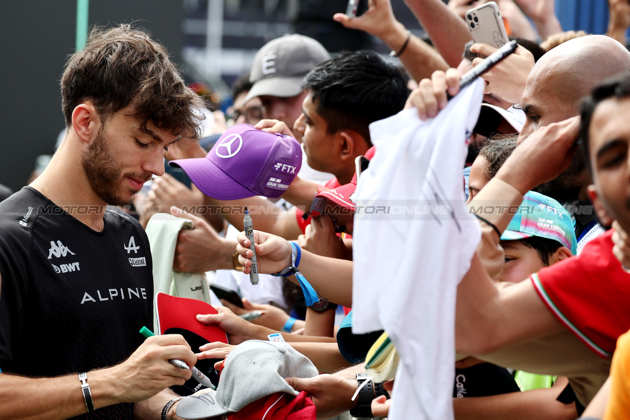 GP ARABIA SAUDITA, Pierre Gasly (FRA) Alpine F1 Team with fans.

18.03.2023. Formula 1 World Championship, Rd 2, Saudi Arabian Grand Prix, Jeddah, Saudi Arabia, Qualifiche Day.

- www.xpbimages.com, EMail: requests@xpbimages.com © Copyright: Moy / XPB Images