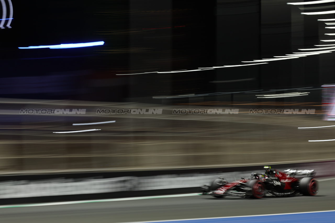 GP ARABIA SAUDITA, Zhou Guanyu (CHN) Alfa Romeo F1 Team C43.

18.03.2023. Formula 1 World Championship, Rd 2, Saudi Arabian Grand Prix, Jeddah, Saudi Arabia, Qualifiche Day.

- www.xpbimages.com, EMail: requests@xpbimages.com © Copyright: Rew / XPB Images