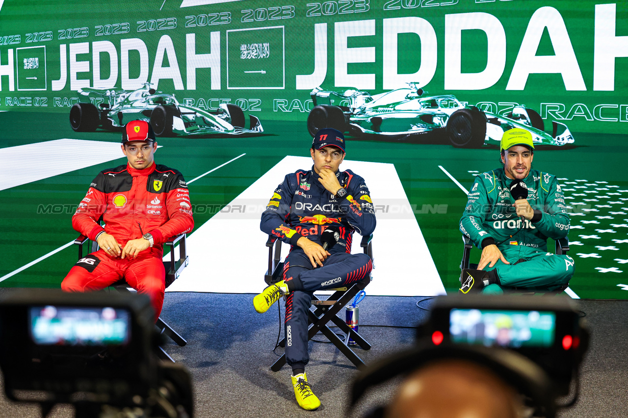 GP ARABIA SAUDITA, (L to R): Charles Leclerc (MON) Ferrari; Sergio Perez (MEX) Red Bull Racing; e Fernando Alonso (ESP) Aston Martin F1 Team, in the post qualifying FIA Press Conference. 

18.03.2023. Formula 1 World Championship, Rd 2, Saudi Arabian Grand Prix, Jeddah, Saudi Arabia, Qualifiche Day.

- www.xpbimages.com, EMail: requests@xpbimages.com © Copyright: XPB Images