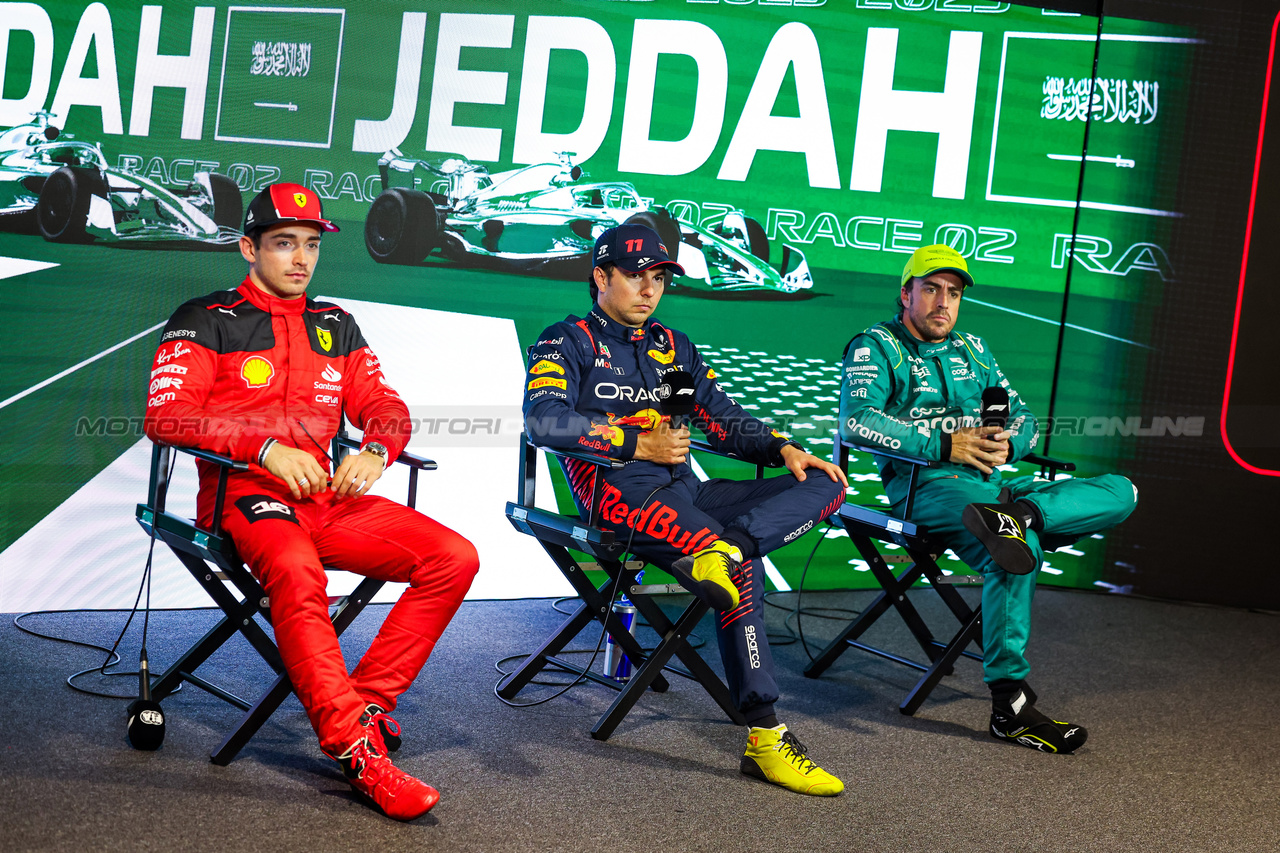 GP ARABIA SAUDITA, (L to R): Charles Leclerc (MON) Ferrari; Sergio Perez (MEX) Red Bull Racing; e Fernando Alonso (ESP) Aston Martin F1 Team, in the post qualifying FIA Press Conference. 

18.03.2023. Formula 1 World Championship, Rd 2, Saudi Arabian Grand Prix, Jeddah, Saudi Arabia, Qualifiche Day.

- www.xpbimages.com, EMail: requests@xpbimages.com © Copyright: XPB Images