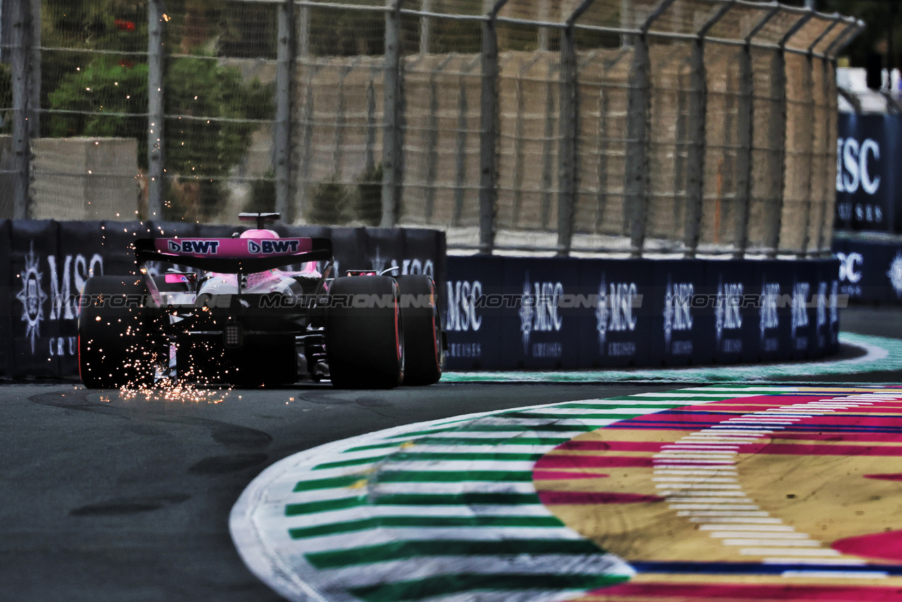 GP ARABIA SAUDITA, Esteban Ocon (FRA) Alpine F1 Team A523 sends sparks flying.

18.03.2023. Formula 1 World Championship, Rd 2, Saudi Arabian Grand Prix, Jeddah, Saudi Arabia, Qualifiche Day.

- www.xpbimages.com, EMail: requests@xpbimages.com © Copyright: Rew / XPB Images