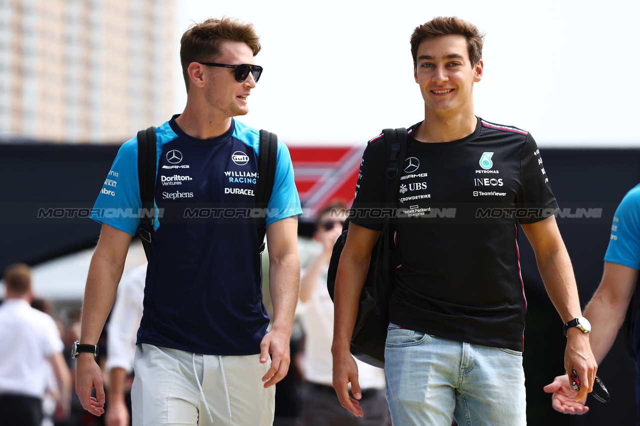 GP ARABIA SAUDITA, (L to R): Logan Sargeant (USA) Williams Racing with George Russell (GBR) Mercedes AMG F1.

18.03.2023. Formula 1 World Championship, Rd 2, Saudi Arabian Grand Prix, Jeddah, Saudi Arabia, Qualifiche Day.

 - www.xpbimages.com, EMail: requests@xpbimages.com © Copyright: Coates / XPB Images