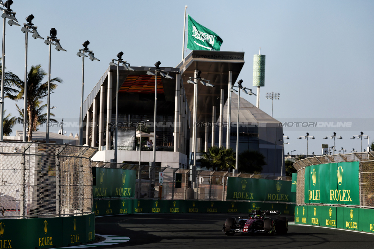 GP ARABIA SAUDITA, Zhou Guanyu (CHN) Alfa Romeo F1 Team C43.

17.03.2023. Formula 1 World Championship, Rd 2, Saudi Arabian Grand Prix, Jeddah, Saudi Arabia, Practice Day.

- www.xpbimages.com, EMail: requests@xpbimages.com © Copyright: Moy / XPB Images