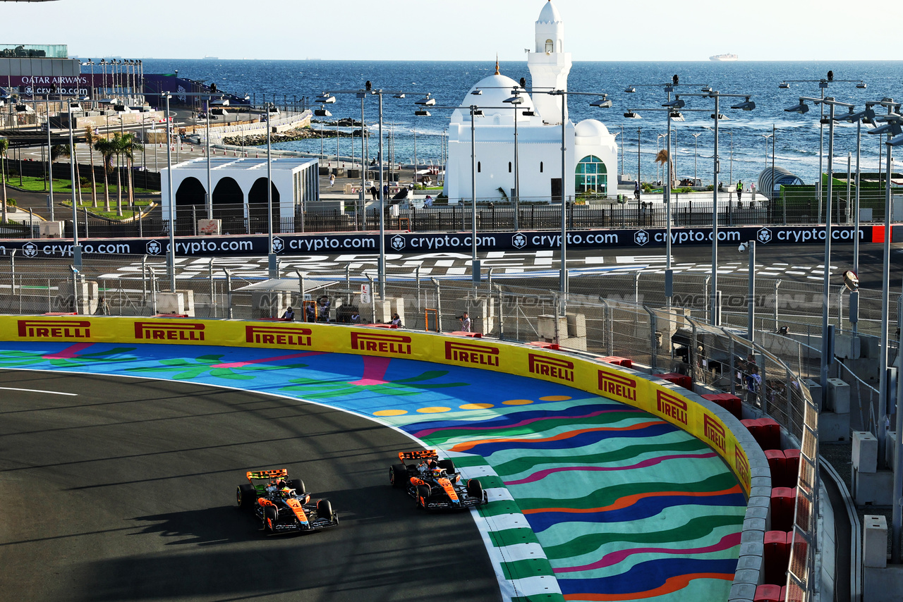 GP ARABIA SAUDITA, (L to R): Lando Norris (GBR) McLaren MCL60 e team mate Oscar Piastri (AUS) McLaren MCL60.

17.03.2023. Formula 1 World Championship, Rd 2, Saudi Arabian Grand Prix, Jeddah, Saudi Arabia, Practice Day.

 - www.xpbimages.com, EMail: requests@xpbimages.com © Copyright: Coates / XPB Images