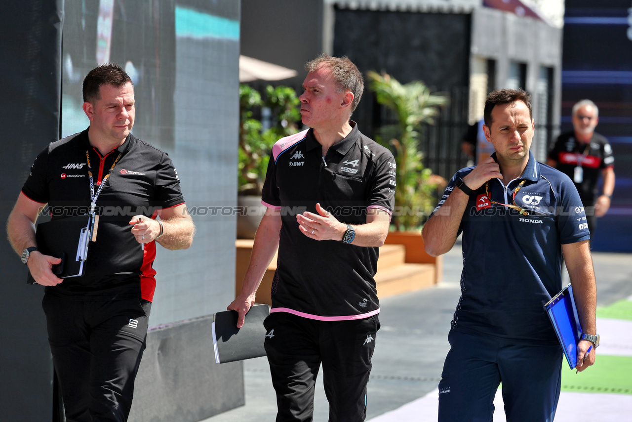 GP ARABIA SAUDITA, Peter Crolla (GBR) Haas F1 Team Track Operations Manager (Left) with Alan Permane (GBR) Alpine F1 Team Trackside Operations Director (Centre).

17.03.2023. Formula 1 World Championship, Rd 2, Saudi Arabian Grand Prix, Jeddah, Saudi Arabia, Practice Day.

- www.xpbimages.com, EMail: requests@xpbimages.com © Copyright: Moy / XPB Images