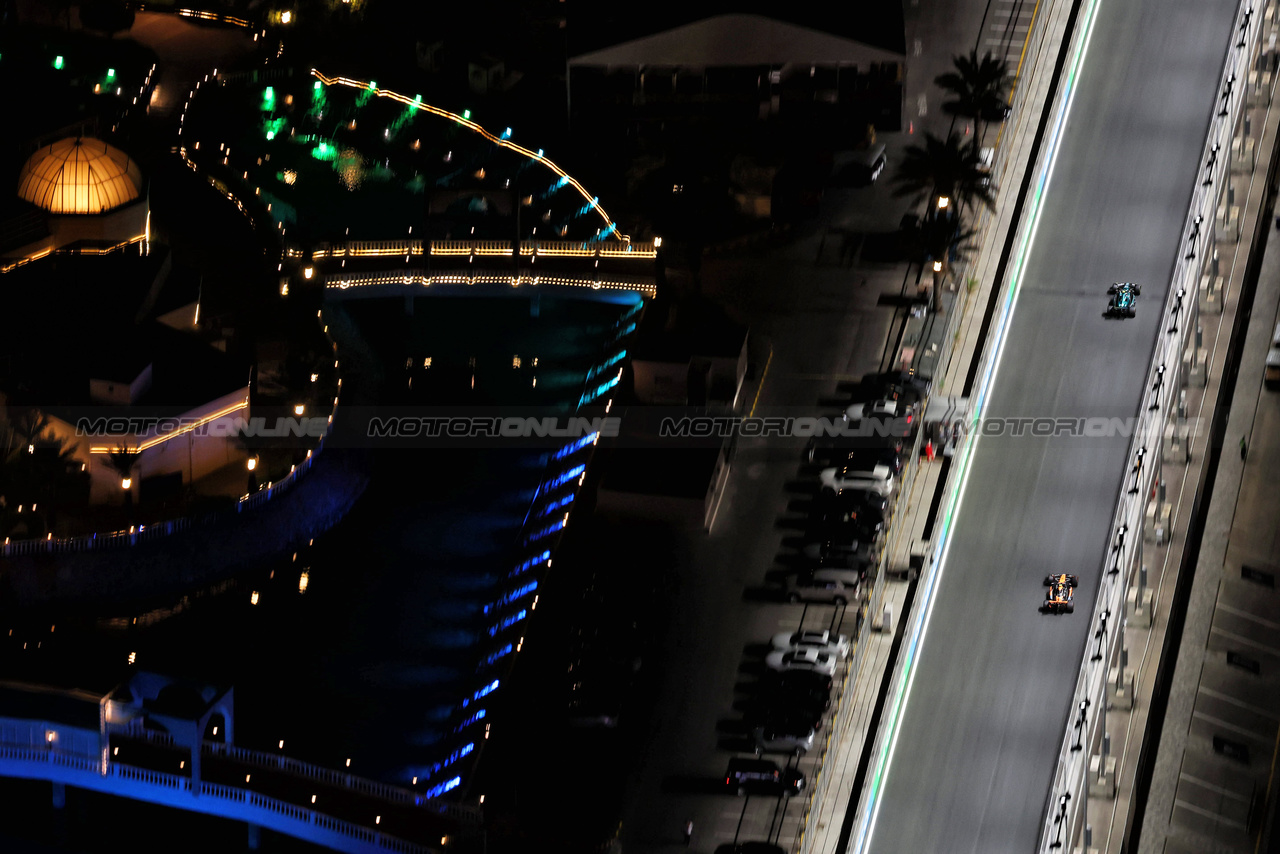 GP ARABIA SAUDITA, Fernando Alonso (ESP) Aston Martin F1 Team AMR23 davanti a Lando Norris (GBR) McLaren MCL60.

17.03.2023. Formula 1 World Championship, Rd 2, Saudi Arabian Grand Prix, Jeddah, Saudi Arabia, Practice Day.

- www.xpbimages.com, EMail: requests@xpbimages.com © Copyright: Rew / XPB Images