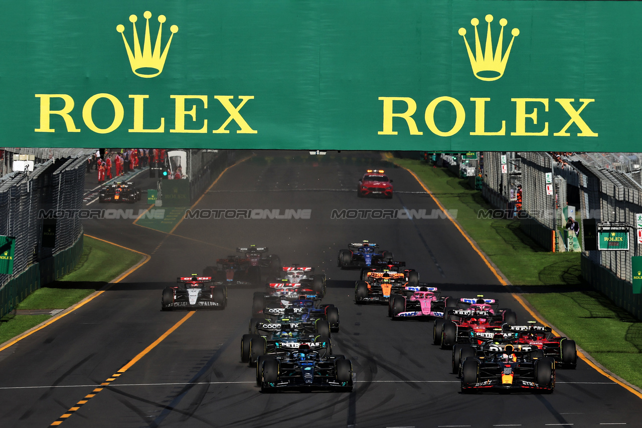 GP AUSTRALIA, George Russell (GBR) Mercedes AMG F1 W14 davanti a Max Verstappen (NLD) Red Bull Racing RB19 at the partenza of the race.

02.04.2023. Formula 1 World Championship, Rd 3, Australian Grand Prix, Albert Park, Melbourne, Australia, Gara Day.

- www.xpbimages.com, EMail: requests@xpbimages.com ¬© Copyright: Moy / XPB Images