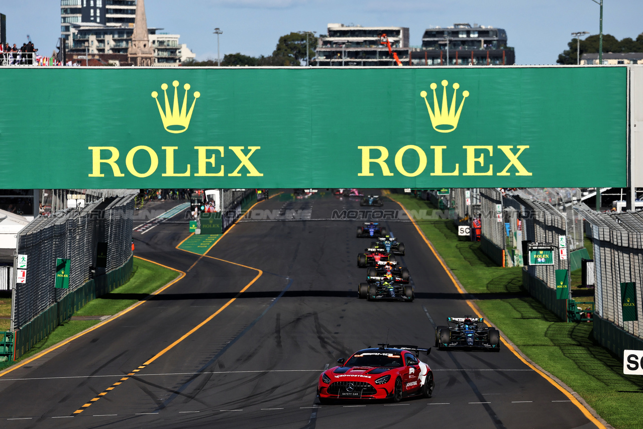 GP AUSTRALIA, George Russell (GBR) Mercedes AMG F1 W14 davanti a behind the Mercedes FIA Safety Car.

02.04.2023. Formula 1 World Championship, Rd 3, Australian Grand Prix, Albert Park, Melbourne, Australia, Gara Day.

- www.xpbimages.com, EMail: requests@xpbimages.com ¬© Copyright: Moy / XPB Images