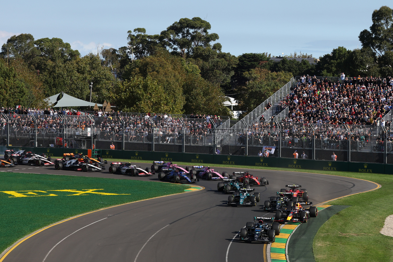 GP AUSTRALIA, George Russell (GBR) Mercedes AMG F1 W14 davanti a at the partenza of the race.

02.04.2023. Formula 1 World Championship, Rd 3, Australian Grand Prix, Albert Park, Melbourne, Australia, Gara Day.

- www.xpbimages.com, EMail: requests@xpbimages.com ¬© Copyright: Bearne / XPB Images