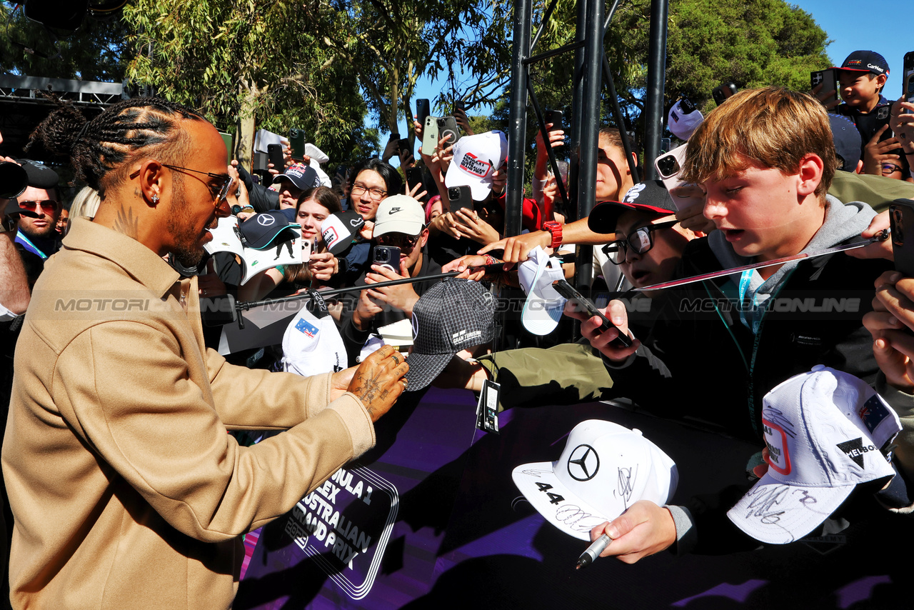 GP AUSTRALIA, Lewis Hamilton (GBR) Mercedes AMG F1 with fans.

02.04.2023. Formula 1 World Championship, Rd 3, Australian Grand Prix, Albert Park, Melbourne, Australia, Gara Day.

- www.xpbimages.com, EMail: requests@xpbimages.com ¬© Copyright: Moy / XPB Images