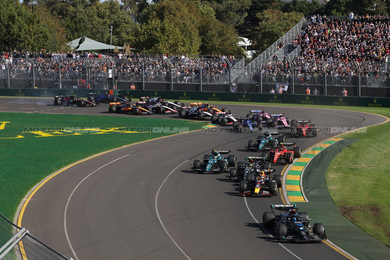 GP AUSTRALIA, George Russell (GBR) Mercedes AMG F1 W14 davanti a at the partenza of the race.

02.04.2023. Formula 1 World Championship, Rd 3, Australian Grand Prix, Albert Park, Melbourne, Australia, Gara Day.

- www.xpbimages.com, EMail: requests@xpbimages.com ¬© Copyright: Bearne / XPB Images