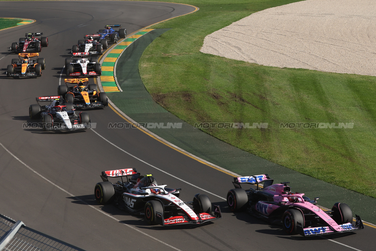 GP AUSTRALIA, Esteban Ocon (FRA) Alpine F1 Team A523 e Kevin Magnussen (DEN) Haas VF-23 at the partenza of the race.

02.04.2023. Formula 1 World Championship, Rd 3, Australian Grand Prix, Albert Park, Melbourne, Australia, Gara Day.

- www.xpbimages.com, EMail: requests@xpbimages.com ¬© Copyright: Bearne / XPB Images