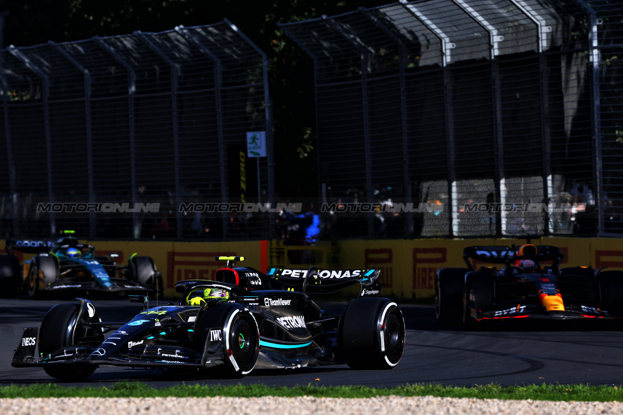 GP AUSTRALIA, Lewis Hamilton (GBR) Mercedes AMG F1 W14.

02.04.2023. Formula 1 World Championship, Rd 3, Australian Grand Prix, Albert Park, Melbourne, Australia, Gara Day.

- www.xpbimages.com, EMail: requests@xpbimages.com ¬© Copyright: Charniaux / XPB Images