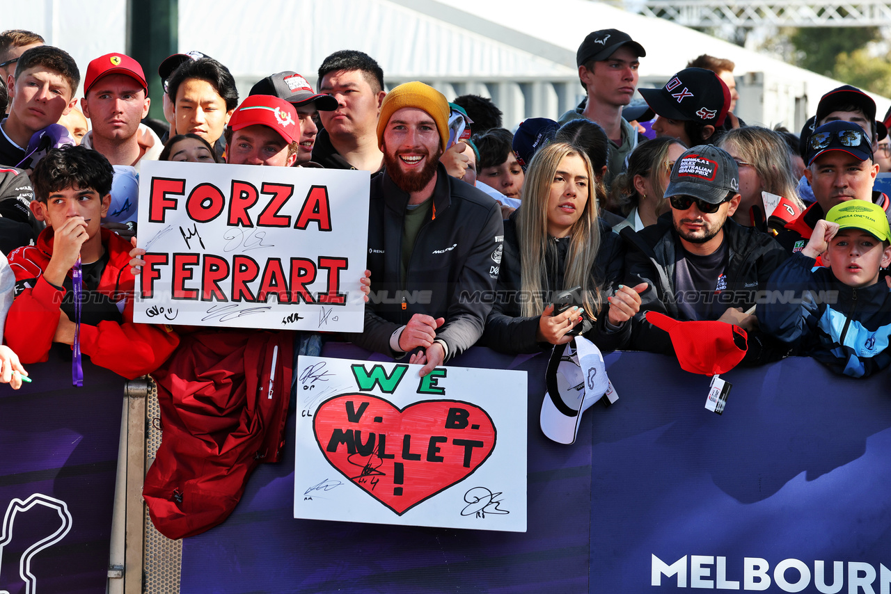 GP AUSTRALIA, Circuit Atmosfera - Ferrari e Valtteri Bottas (FIN) Alfa Romeo F1 Team fans.

02.04.2023. Formula 1 World Championship, Rd 3, Australian Grand Prix, Albert Park, Melbourne, Australia, Gara Day.

- www.xpbimages.com, EMail: requests@xpbimages.com ¬© Copyright: Moy / XPB Images
