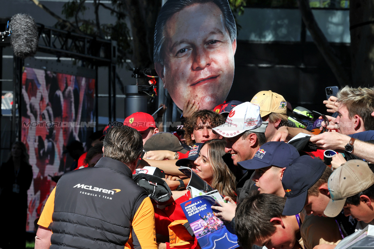 GP AUSTRALIA, Zak Brown (USA) McLaren Executive Director with fans.

02.04.2023. Formula 1 World Championship, Rd 3, Australian Grand Prix, Albert Park, Melbourne, Australia, Gara Day.

- www.xpbimages.com, EMail: requests@xpbimages.com ¬© Copyright: Moy / XPB Images