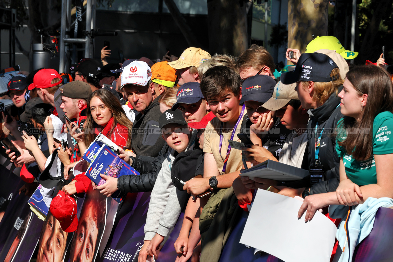 GP AUSTRALIA, Circuit Atmosfera - fans.

02.04.2023. Formula 1 World Championship, Rd 3, Australian Grand Prix, Albert Park, Melbourne, Australia, Gara Day.

- www.xpbimages.com, EMail: requests@xpbimages.com ¬© Copyright: Moy / XPB Images