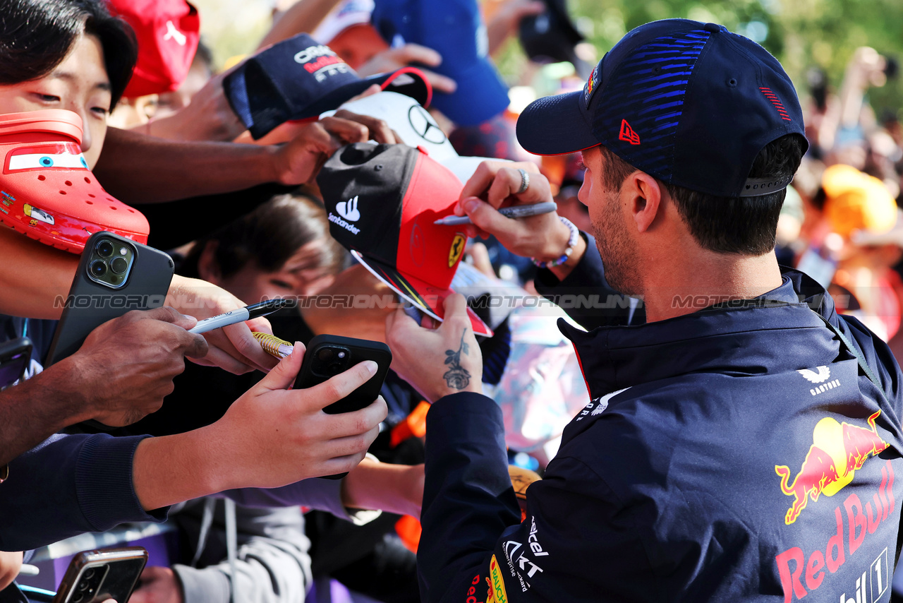 GP AUSTRALIA, Daniel Ricciardo (AUS) Red Bull Racing Reserve e Third Driver with fans.

02.04.2023. Formula 1 World Championship, Rd 3, Australian Grand Prix, Albert Park, Melbourne, Australia, Gara Day.

- www.xpbimages.com, EMail: requests@xpbimages.com ¬© Copyright: Moy / XPB Images