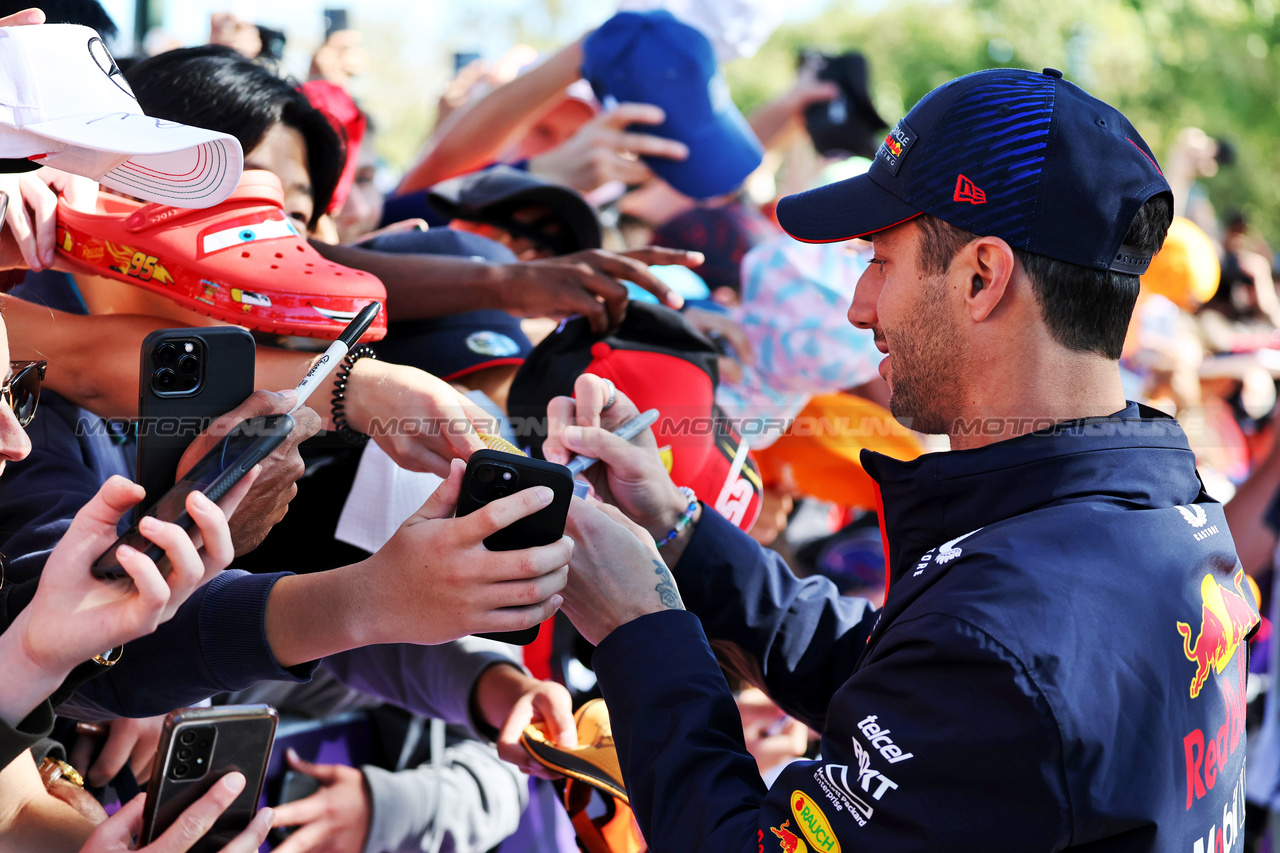 GP AUSTRALIA, Daniel Ricciardo (AUS) Red Bull Racing Reserve e Third Driver with fans.

02.04.2023. Formula 1 World Championship, Rd 3, Australian Grand Prix, Albert Park, Melbourne, Australia, Gara Day.

- www.xpbimages.com, EMail: requests@xpbimages.com ¬© Copyright: Moy / XPB Images