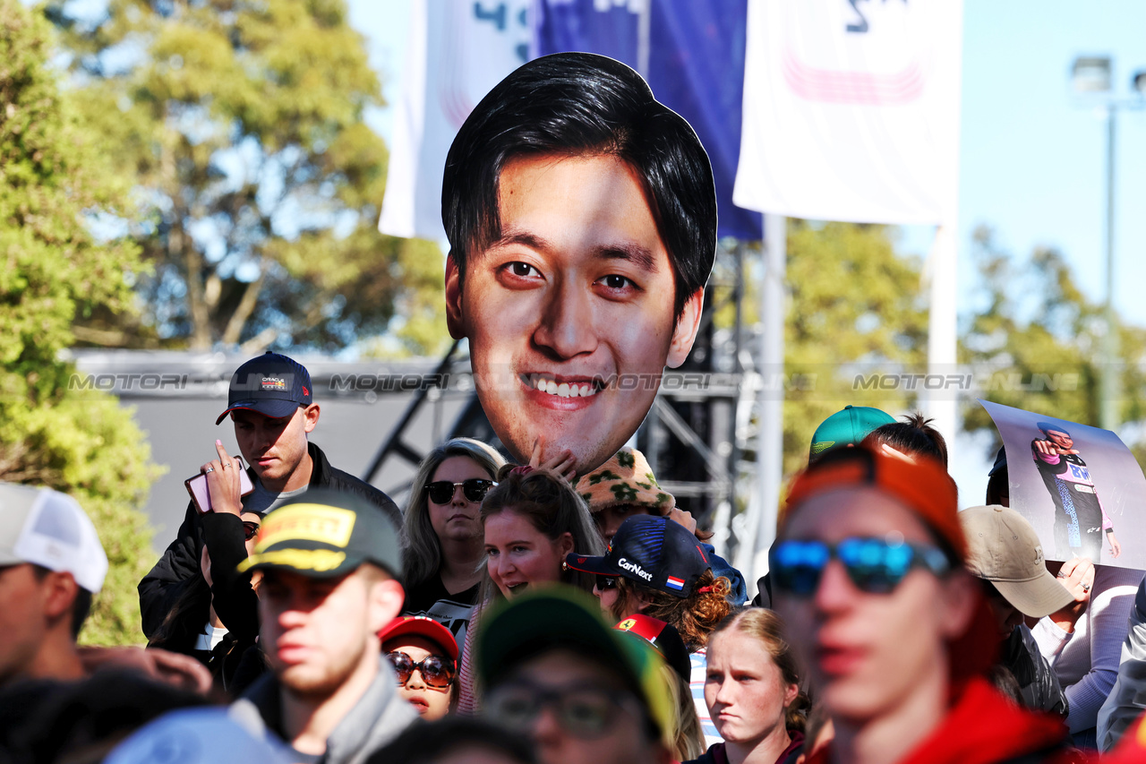 GP AUSTRALIA, Circuit Atmosfera- Zhou Guanyu (CHN) Alfa Romeo F1 Team fans.

02.04.2023. Formula 1 World Championship, Rd 3, Australian Grand Prix, Albert Park, Melbourne, Australia, Gara Day.

- www.xpbimages.com, EMail: requests@xpbimages.com ¬© Copyright: Moy / XPB Images