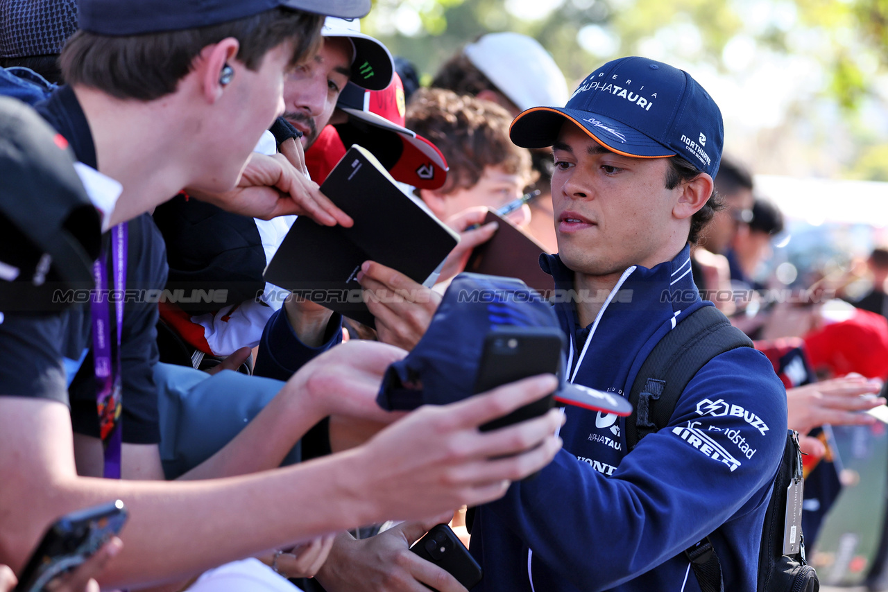 GP AUSTRALIA, Nyck de Vries (NLD) AlphaTauri with fans.

02.04.2023. Formula 1 World Championship, Rd 3, Australian Grand Prix, Albert Park, Melbourne, Australia, Gara Day.

- www.xpbimages.com, EMail: requests@xpbimages.com ¬© Copyright: Moy / XPB Images