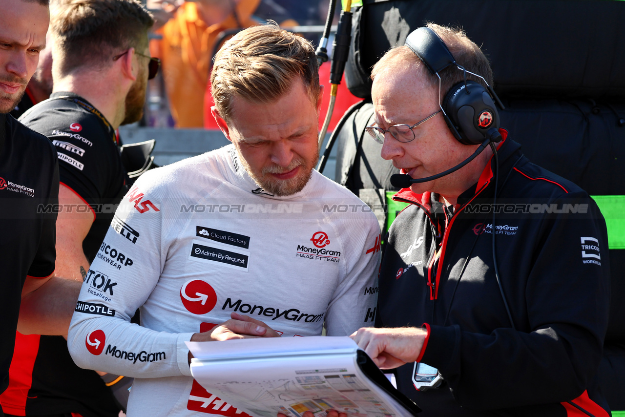 GP AUSTRALIA, Kevin Magnussen (DEN) Haas F1 Team with Mark Slade (GBR) Haas F1 Team Gara Engineer on the grid.

02.04.2023. Formula 1 World Championship, Rd 3, Australian Grand Prix, Albert Park, Melbourne, Australia, Gara Day.

- www.xpbimages.com, EMail: requests@xpbimages.com ¬© Copyright: Batchelor / XPB Images