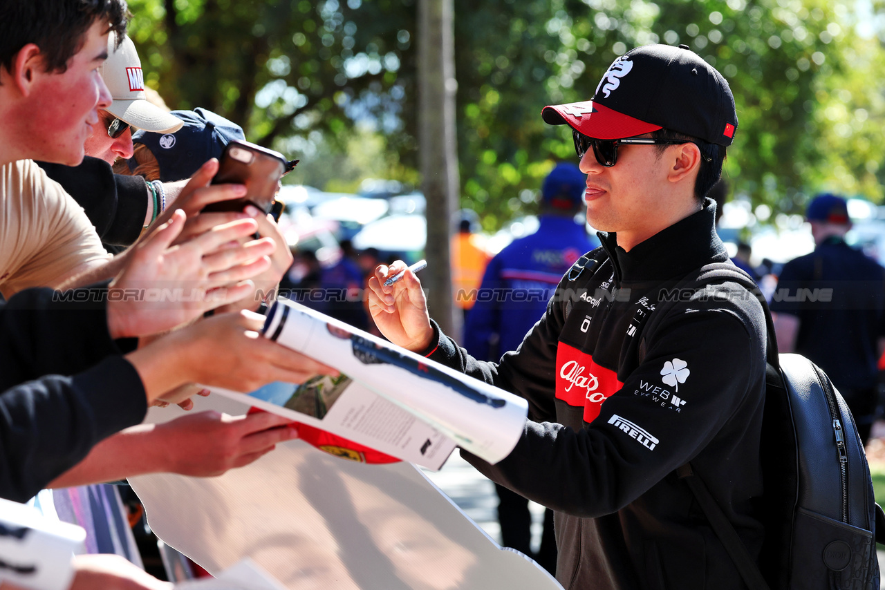 GP AUSTRALIA, Zhou Guanyu (CHN) Alfa Romeo F1 Team with fans.

02.04.2023. Formula 1 World Championship, Rd 3, Australian Grand Prix, Albert Park, Melbourne, Australia, Gara Day.

- www.xpbimages.com, EMail: requests@xpbimages.com ¬© Copyright: Moy / XPB Images