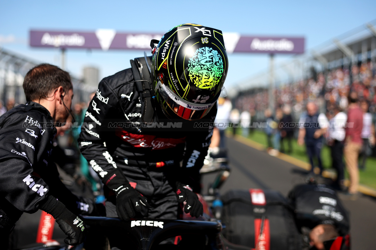 GP AUSTRALIA, Zhou Guanyu (CHN) Alfa Romeo F1 Team C43 on the grid.

02.04.2023. Formula 1 World Championship, Rd 3, Australian Grand Prix, Albert Park, Melbourne, Australia, Gara Day.

- www.xpbimages.com, EMail: requests@xpbimages.com ¬© Copyright: Bearne / XPB Images