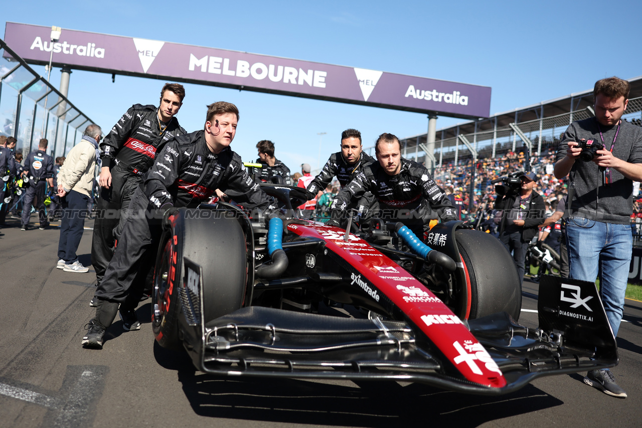 GP AUSTRALIA, Zhou Guanyu (CHN) Alfa Romeo F1 Team C43 on the grid.

02.04.2023. Formula 1 World Championship, Rd 3, Australian Grand Prix, Albert Park, Melbourne, Australia, Gara Day.

- www.xpbimages.com, EMail: requests@xpbimages.com ¬© Copyright: Bearne / XPB Images