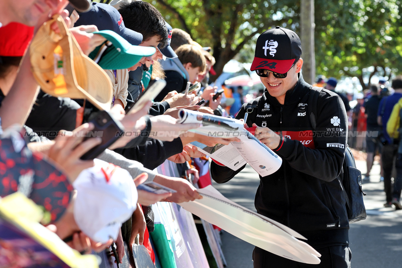 GP AUSTRALIA, Zhou Guanyu (CHN) Alfa Romeo F1 Team with fans.

02.04.2023. Formula 1 World Championship, Rd 3, Australian Grand Prix, Albert Park, Melbourne, Australia, Gara Day.

- www.xpbimages.com, EMail: requests@xpbimages.com ¬© Copyright: Moy / XPB Images