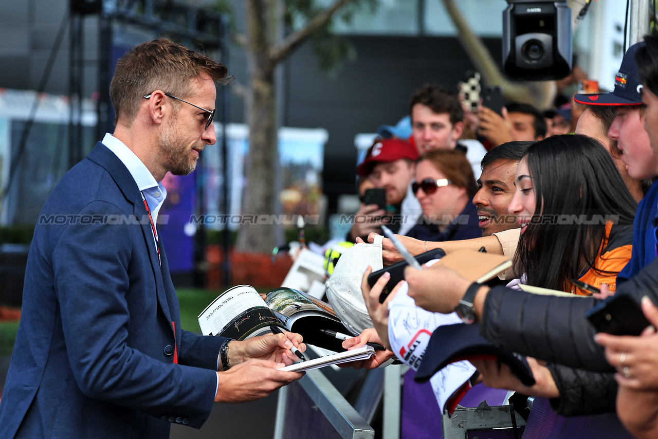 GP AUSTRALIA, Jenson Button (GBR) Sky Sports F1 Presenter / Williams Racing Senior Advisor with fans.

02.04.2023. Formula 1 World Championship, Rd 3, Australian Grand Prix, Albert Park, Melbourne, Australia, Gara Day.

- www.xpbimages.com, EMail: requests@xpbimages.com ¬© Copyright: Moy / XPB Images