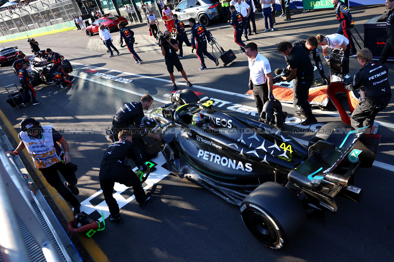 GP AUSTRALIA, Lewis Hamilton (GBR) Mercedes AMG F1 W14 in the pits while the race is stopped.

02.04.2023. Formula 1 World Championship, Rd 3, Australian Grand Prix, Albert Park, Melbourne, Australia, Gara Day.

- www.xpbimages.com, EMail: requests@xpbimages.com ¬© Copyright: Batchelor / XPB Images