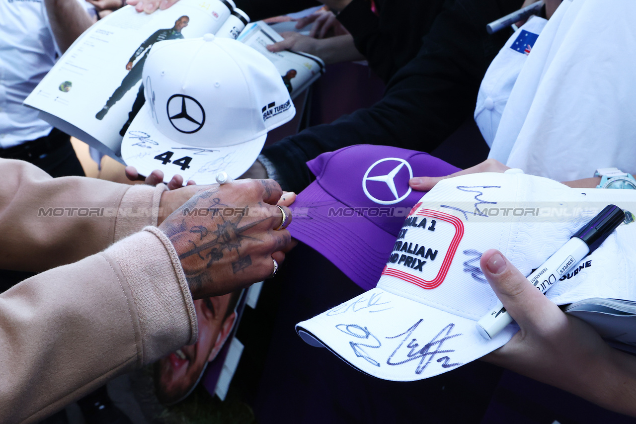 GP AUSTRALIA, Lewis Hamilton (GBR) Mercedes AMG F1 with fans.

02.04.2023. Formula 1 World Championship, Rd 3, Australian Grand Prix, Albert Park, Melbourne, Australia, Gara Day.

 - www.xpbimages.com, EMail: requests@xpbimages.com ¬© Copyright: Coates / XPB Images
