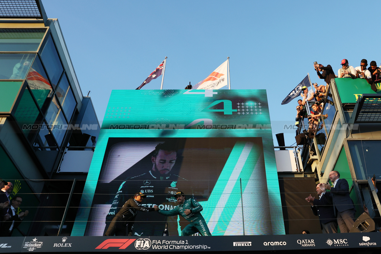 GP AUSTRALIA, (L to R): Lewis Hamilton (GBR) Mercedes AMG F1 celebrates his second position with third placed Fernando Alonso (ESP) Aston Martin F1 Team on the podium.

02.04.2023. Formula 1 World Championship, Rd 3, Australian Grand Prix, Albert Park, Melbourne, Australia, Gara Day.

- www.xpbimages.com, EMail: requests@xpbimages.com ¬© Copyright: Bearne / XPB Images
