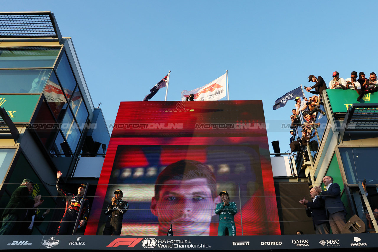 GP AUSTRALIA, The podium: Lewis Hamilton (GBR) Mercedes AMG F1, second; Max Verstappen (NLD) Red Bull Racing, vincitore; Fernando Alonso (ESP) Aston Martin F1 Team, third.

02.04.2023. Formula 1 World Championship, Rd 3, Australian Grand Prix, Albert Park, Melbourne, Australia, Gara Day.

- www.xpbimages.com, EMail: requests@xpbimages.com ¬© Copyright: Bearne / XPB Images
