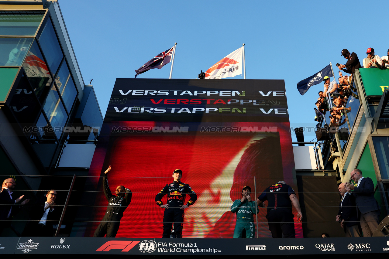 GP AUSTRALIA, The podium (L to R): Lewis Hamilton (GBR) Mercedes AMG F1, second; Max Verstappen (NLD) Red Bull Racing, vincitore; Fernando Alonso (ESP) Aston Martin F1 Team, third.

02.04.2023. Formula 1 World Championship, Rd 3, Australian Grand Prix, Albert Park, Melbourne, Australia, Gara Day.

- www.xpbimages.com, EMail: requests@xpbimages.com ¬© Copyright: Bearne / XPB Images