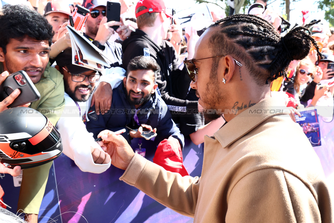 GP AUSTRALIA, Lewis Hamilton (GBR) Mercedes AMG F1 with fans.

02.04.2023. Formula 1 World Championship, Rd 3, Australian Grand Prix, Albert Park, Melbourne, Australia, Gara Day.

 - www.xpbimages.com, EMail: requests@xpbimages.com ¬© Copyright: Coates / XPB Images