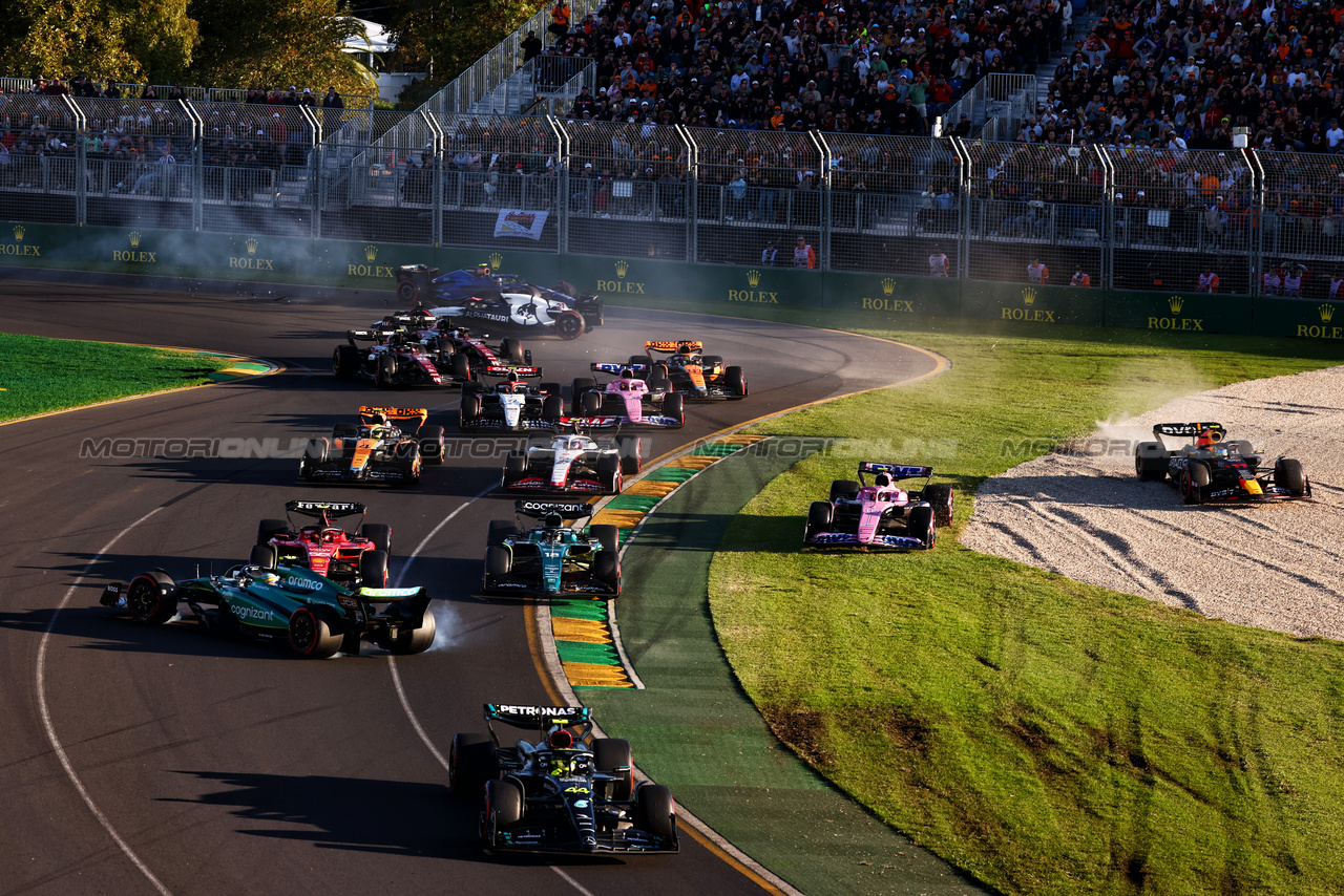 GP AUSTRALIA, Crash involving Carlos Sainz Jr (ESP) Ferrari SF-23 e Fernando Alonso (ESP) Aston Martin F1 Team AMR23 at the second repartenza of the race.

02.04.2023. Formula 1 World Championship, Rd 3, Australian Grand Prix, Albert Park, Melbourne, Australia, Gara Day.

 - www.xpbimages.com, EMail: requests@xpbimages.com ¬© Copyright: Coates / XPB Images