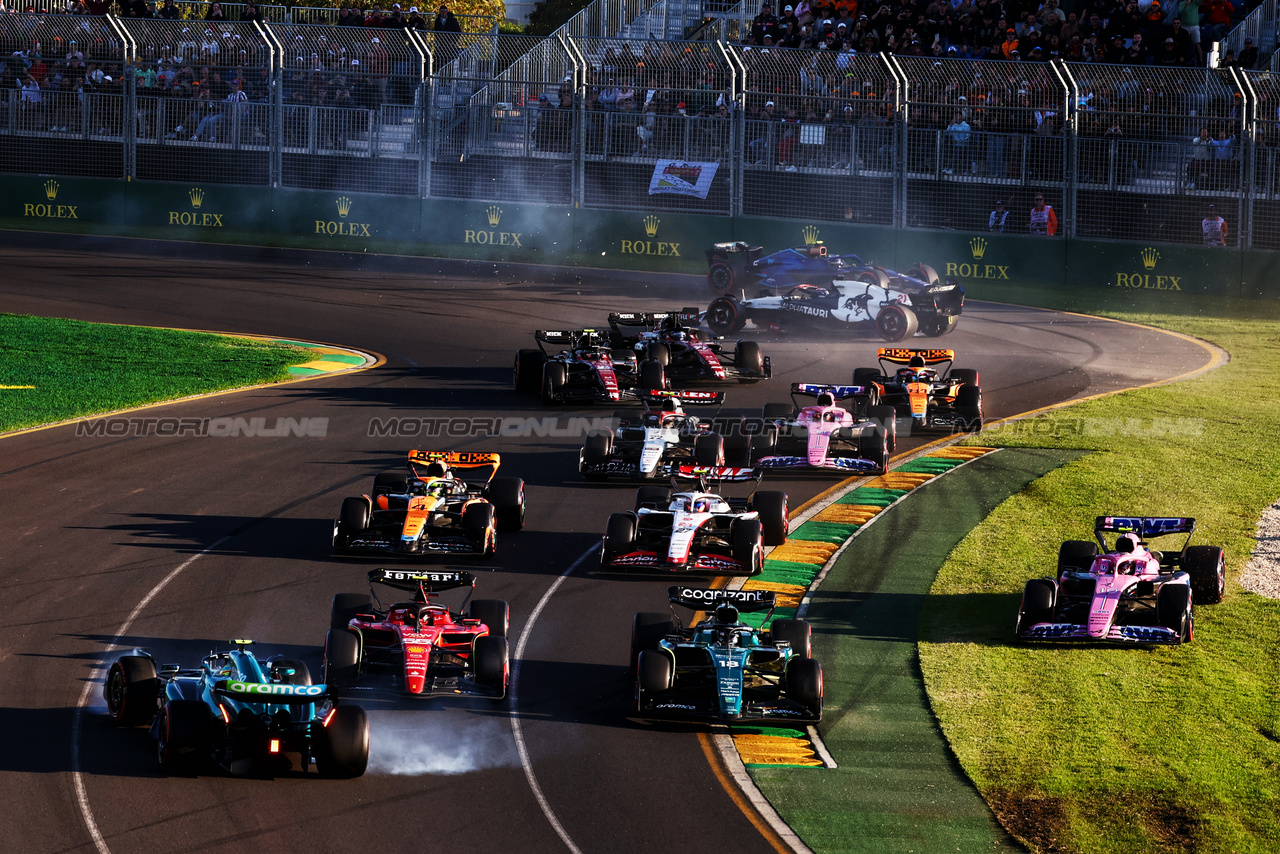 GP AUSTRALIA, Crash involving Carlos Sainz Jr (ESP) Ferrari SF-23 e Fernando Alonso (ESP) Aston Martin F1 Team AMR23 at the second repartenza of the race.

02.04.2023. Formula 1 World Championship, Rd 3, Australian Grand Prix, Albert Park, Melbourne, Australia, Gara Day.

 - www.xpbimages.com, EMail: requests@xpbimages.com ¬© Copyright: Coates / XPB Images