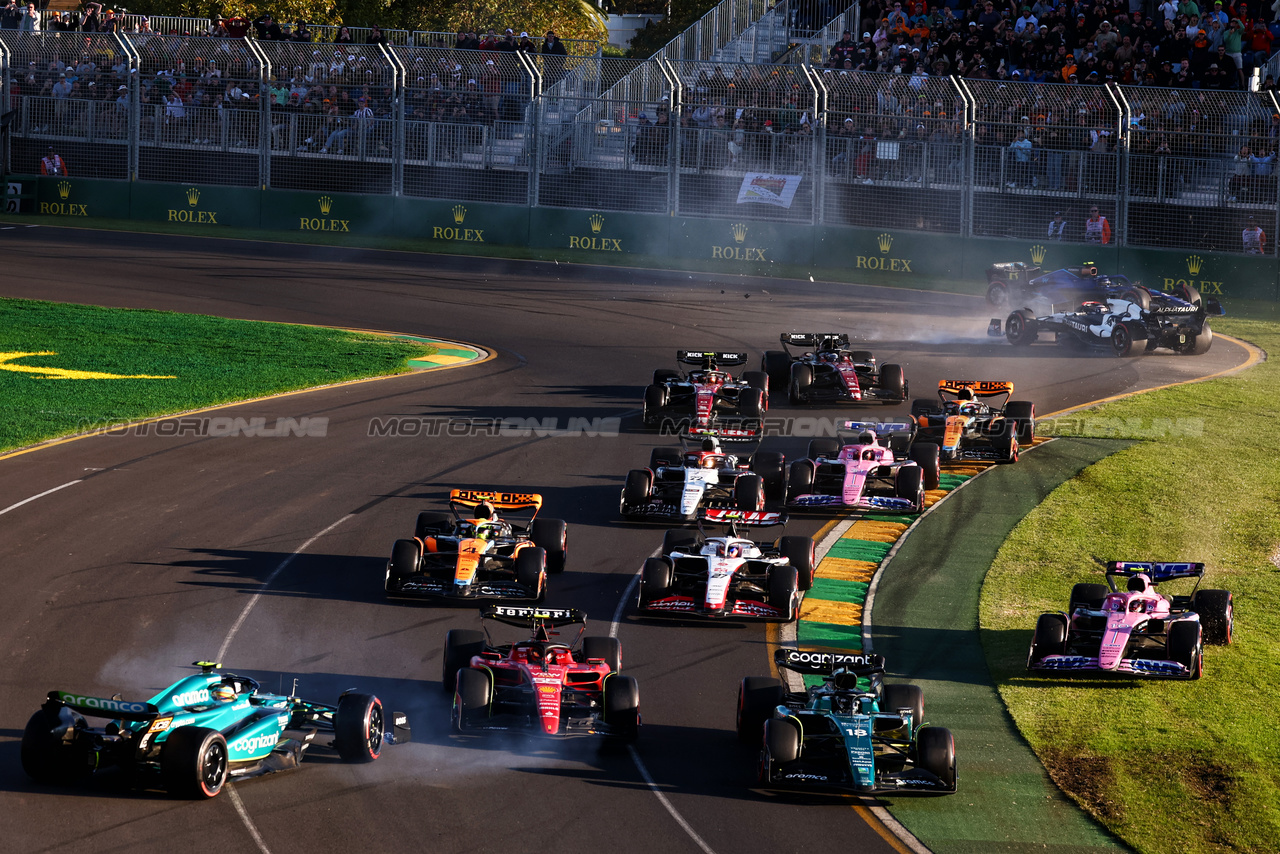 GP AUSTRALIA, Crash involving Carlos Sainz Jr (ESP) Ferrari SF-23 e Fernando Alonso (ESP) Aston Martin F1 Team AMR23 at the second repartenza of the race.

02.04.2023. Formula 1 World Championship, Rd 3, Australian Grand Prix, Albert Park, Melbourne, Australia, Gara Day.

 - www.xpbimages.com, EMail: requests@xpbimages.com ¬© Copyright: Coates / XPB Images
