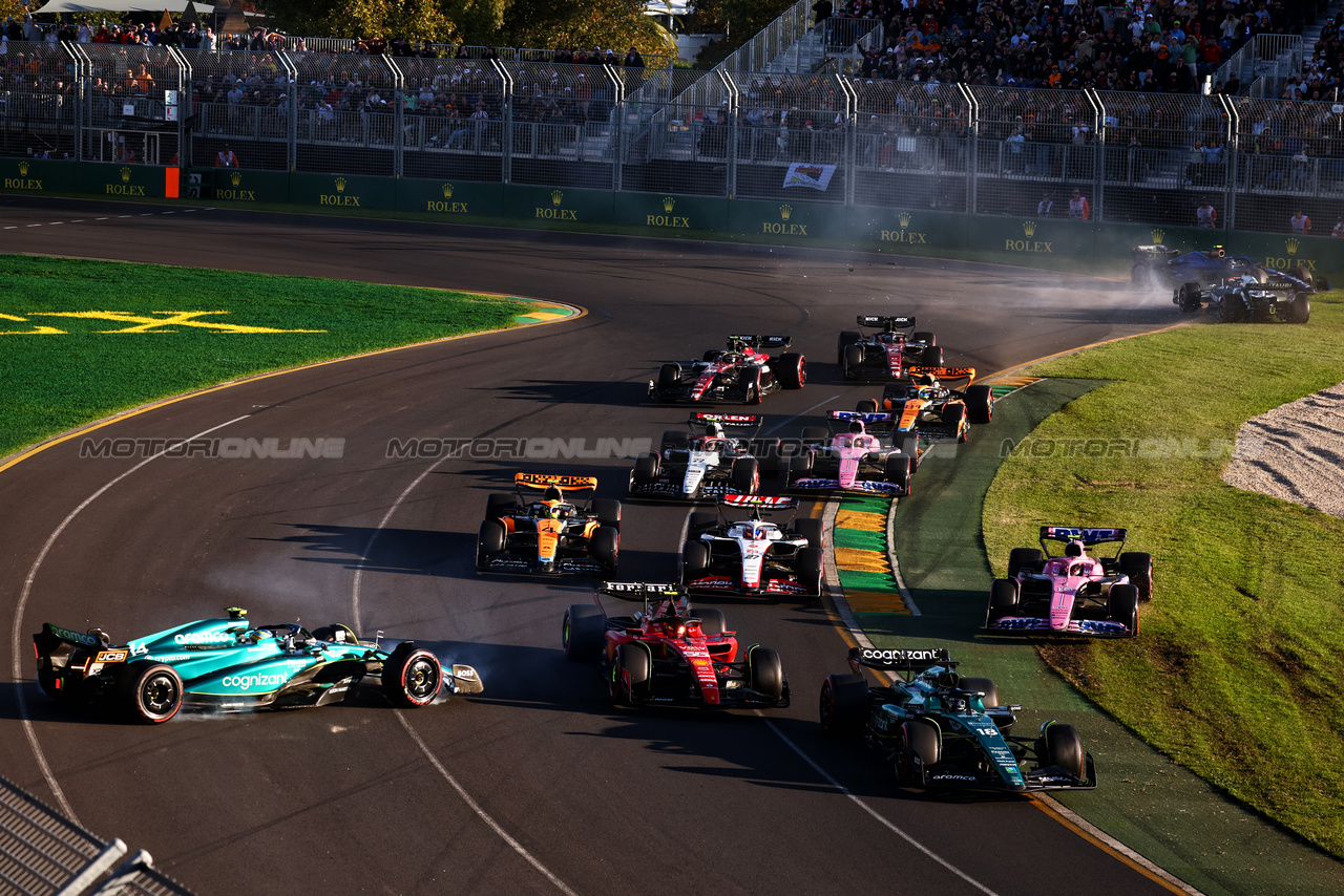 GP AUSTRALIA, Crash involving Carlos Sainz Jr (ESP) Ferrari SF-23 e Fernando Alonso (ESP) Aston Martin F1 Team AMR23 at the second repartenza of the race.

02.04.2023. Formula 1 World Championship, Rd 3, Australian Grand Prix, Albert Park, Melbourne, Australia, Gara Day.

 - www.xpbimages.com, EMail: requests@xpbimages.com ¬© Copyright: Coates / XPB Images