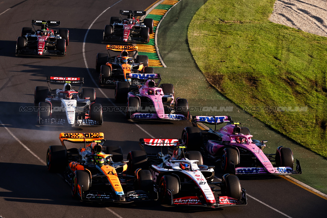 GP AUSTRALIA, (L to R): Lando Norris (GBR) McLaren MCL60; Nico Hulkenberg (GER) Haas VF-23; e Pierre Gasly (FRA) Alpine F1 Team A523 at the second repartenza of the race.

02.04.2023. Formula 1 World Championship, Rd 3, Australian Grand Prix, Albert Park, Melbourne, Australia, Gara Day.

 - www.xpbimages.com, EMail: requests@xpbimages.com ¬© Copyright: Coates / XPB Images