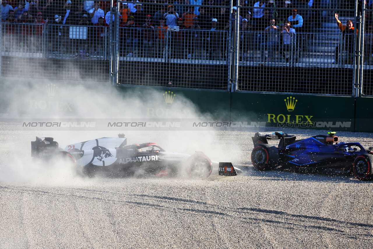 GP AUSTRALIA, Nyck de Vries (NLD) AlphaTauri AT04 e Logan Sargeant (USA) Williams Racing FW45 crash at the second repartenza of the race.

02.04.2023. Formula 1 World Championship, Rd 3, Australian Grand Prix, Albert Park, Melbourne, Australia, Gara Day.

 - www.xpbimages.com, EMail: requests@xpbimages.com ¬© Copyright: Coates / XPB Images