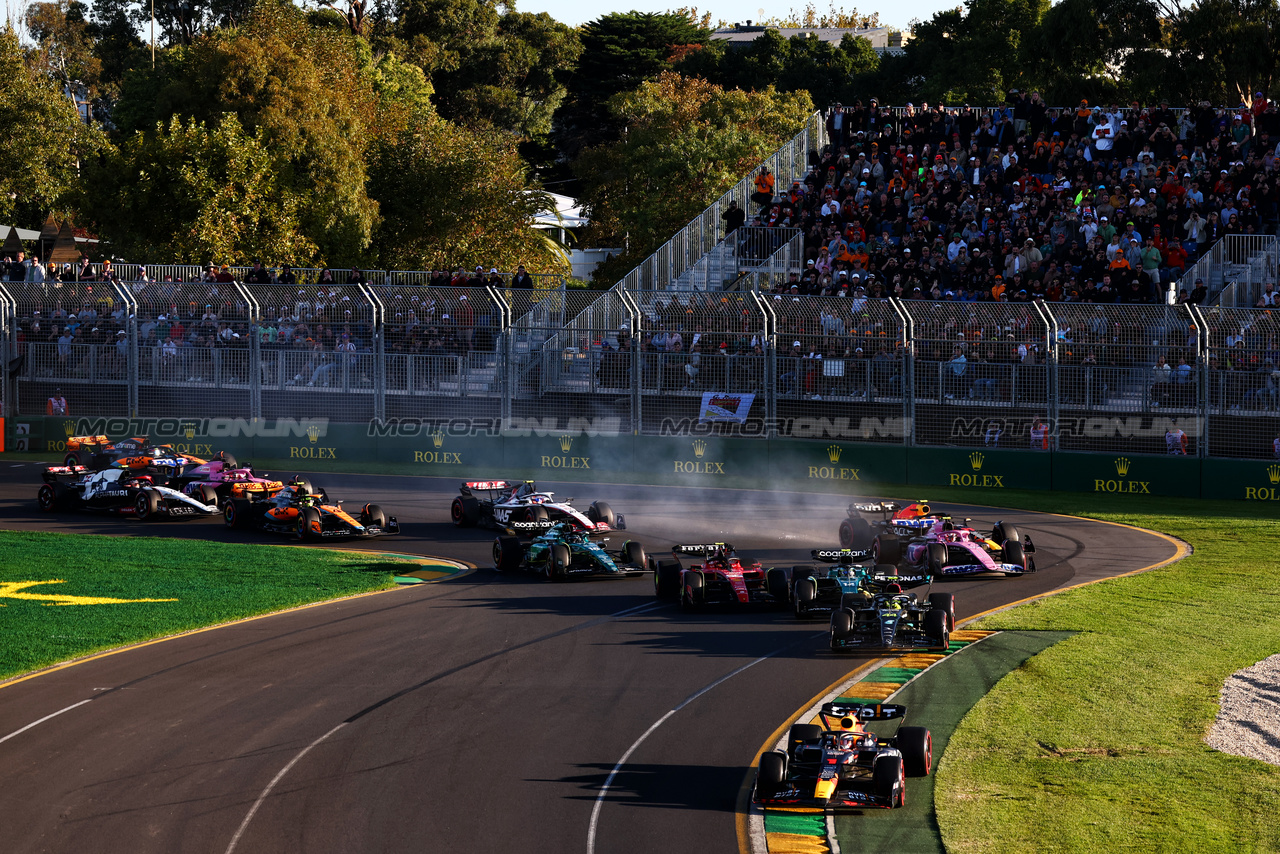 GP AUSTRALIA, Max Verstappen (NLD) Red Bull Racing RB19 davanti a at the second repartenza of the race - crash involving Carlos Sainz Jr (ESP) Ferrari SF-23 e Fernando Alonso (ESP) Aston Martin F1 Team AMR23.

02.04.2023. Formula 1 World Championship, Rd 3, Australian Grand Prix, Albert Park, Melbourne, Australia, Gara Day.

 - www.xpbimages.com, EMail: requests@xpbimages.com ¬© Copyright: Coates / XPB Images