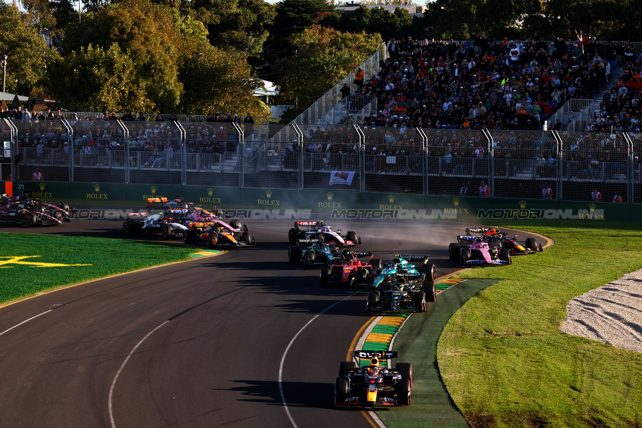 GP AUSTRALIA, Max Verstappen (NLD) Red Bull Racing RB19 davanti a at the second repartenza of the race - crash involving Carlos Sainz Jr (ESP) Ferrari SF-23 e Fernando Alonso (ESP) Aston Martin F1 Team AMR23.

02.04.2023. Formula 1 World Championship, Rd 3, Australian Grand Prix, Albert Park, Melbourne, Australia, Gara Day.

 - www.xpbimages.com, EMail: requests@xpbimages.com ¬© Copyright: Coates / XPB Images