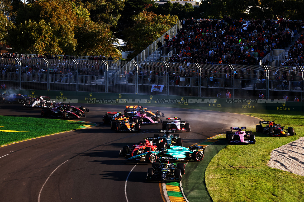 GP AUSTRALIA, Crash involving Carlos Sainz Jr (ESP) Ferrari SF-23 e Fernando Alonso (ESP) Aston Martin F1 Team AMR23 at the second repartenza of the race.

02.04.2023. Formula 1 World Championship, Rd 3, Australian Grand Prix, Albert Park, Melbourne, Australia, Gara Day.

 - www.xpbimages.com, EMail: requests@xpbimages.com ¬© Copyright: Coates / XPB Images