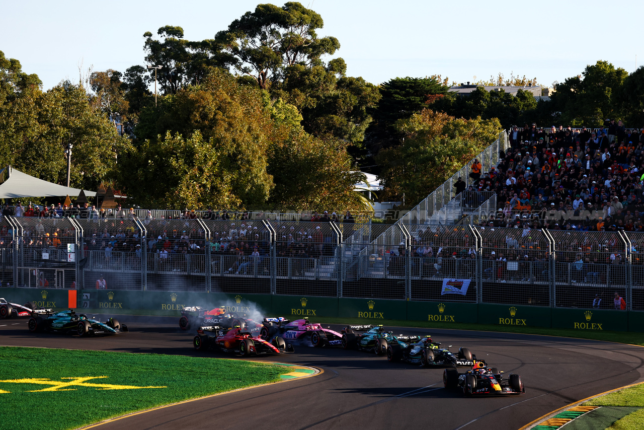 GP AUSTRALIA, Max Verstappen (NLD) Red Bull Racing RB19 davanti a at the second repartenza of the race - crash involving Carlos Sainz Jr (ESP) Ferrari SF-23 e Fernando Alonso (ESP) Aston Martin F1 Team AMR23.

02.04.2023. Formula 1 World Championship, Rd 3, Australian Grand Prix, Albert Park, Melbourne, Australia, Gara Day.

 - www.xpbimages.com, EMail: requests@xpbimages.com ¬© Copyright: Coates / XPB Images